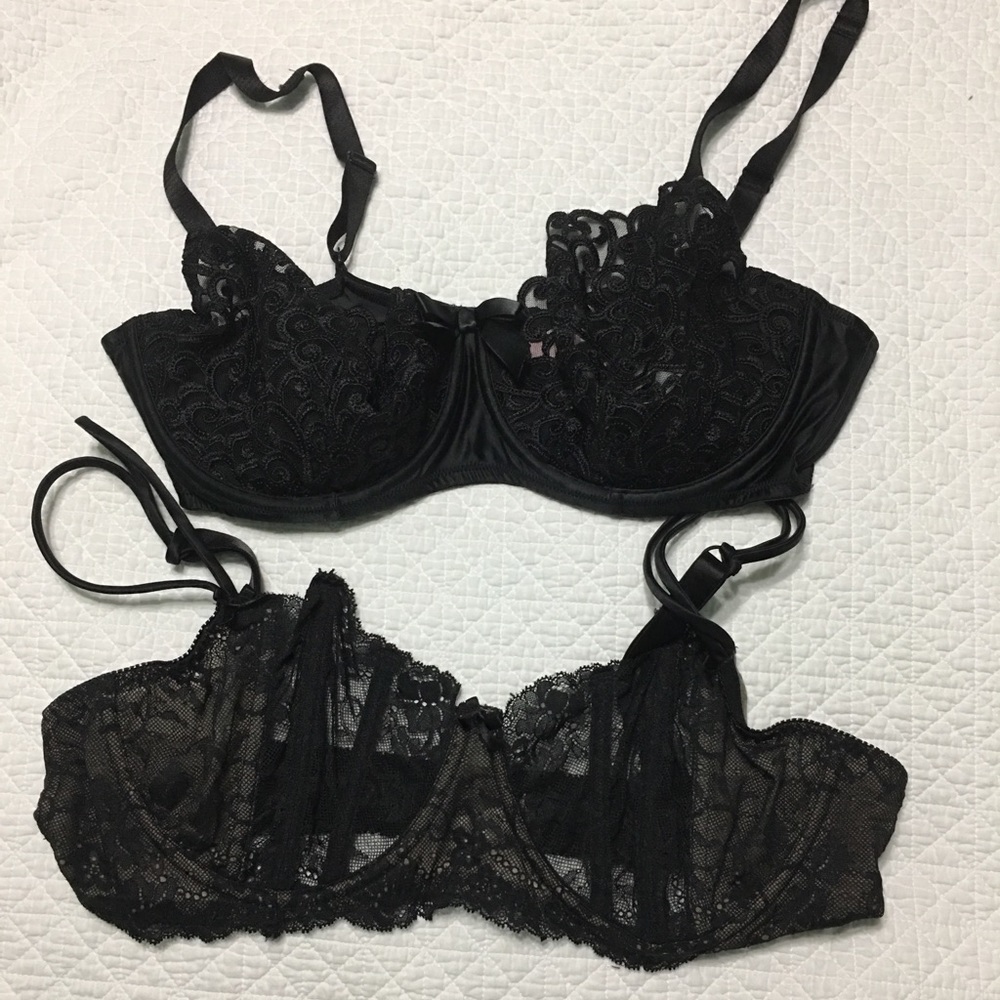 2 Victoria’s Secret lace bras